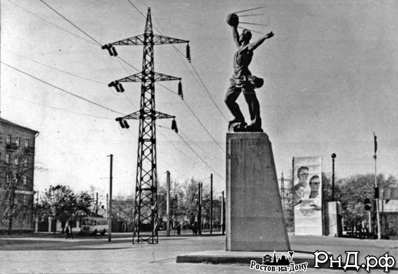 Памятник в честь запуска первого спутника после переноса на пл. Энергетиков в Ростове